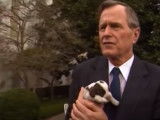 Le président George H.W. Bush présente les chiots mis au monde par sa chienne Millie