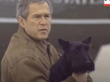 Le président George W. Bush en déplacement avec Barney et Spot