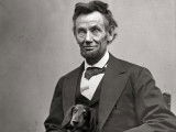 Photo d'Abraham Lincoln assis avec son chien Fido installé sur lui