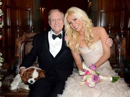 Hugh Hefner avec sa femme et son chien le jour de son mariage