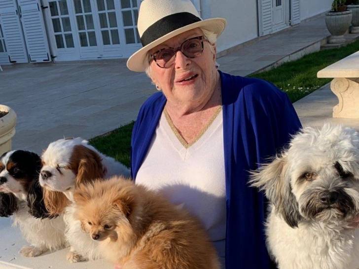 Line Renaud en train de poser avec ses chiens