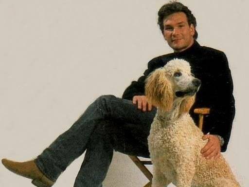 Patrick Swayze assis sur une chaise avec son chien Lucas à ses côtés