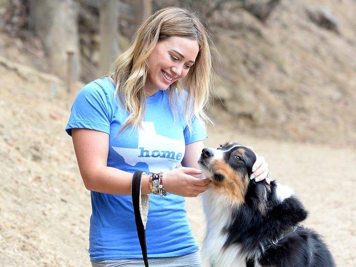 Hilary Duff en train de caresser son chien Dubois