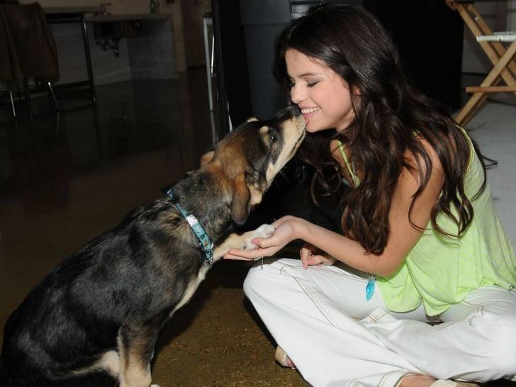 Selena Gomez avec son chien Baylor en train de l'embrasser et lui donner la patte