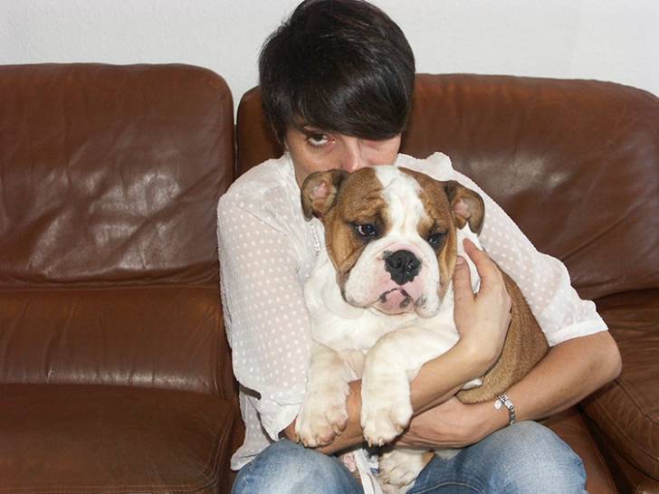 Florence Foresti assise sur un canapé avec son chien Bernie