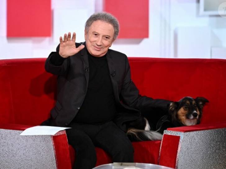 Michel Drucker avec sa chienne Isia à ses côtés sur le plateau de l'émission « Vivement dimanche »