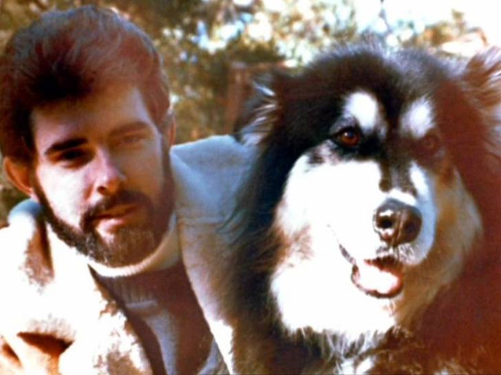George Lucas se tenant aux côtés de son chien Indiana