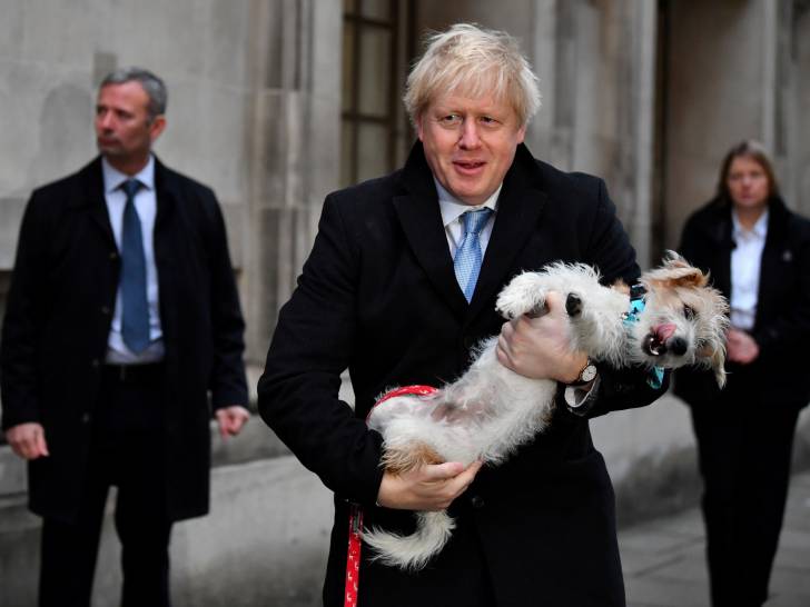 Boris Johnson portant dans les bras son chien Dilyn