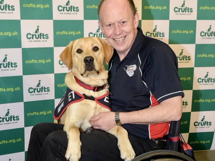 Le chien Endal sur les genoux de son maître tétraplégique Allen Parton
