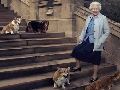 La reine Élisabeth II posant avec ses Corgis sur les marches d'un château