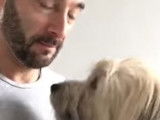 Un Berger des Pyrénées interagit avec son maître