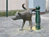 La statue de Tom Frantzen intitulée « Zinneke Pis », qui représente un chien en train d'uriner et est installée à Bruxelles