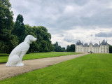 La statue géante d'un chien réalisée par Michel Audiard et installée au château de Cheverny (France)
