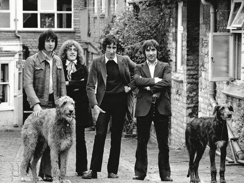 Les membres du groupe britannique The Who accompagnés de deux lévriers