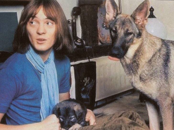 Photo de Steve Marriott avec son chien Seamus, à l'origine de la chanson de Pink Floyd qui porte son nom