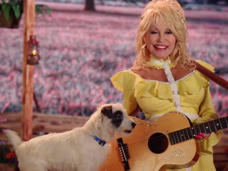 Une photo récente de Dolly Parton avec un chien et une guitare