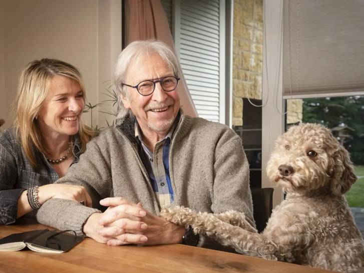 Henri Dès avec sa femme et son chien en 2020
