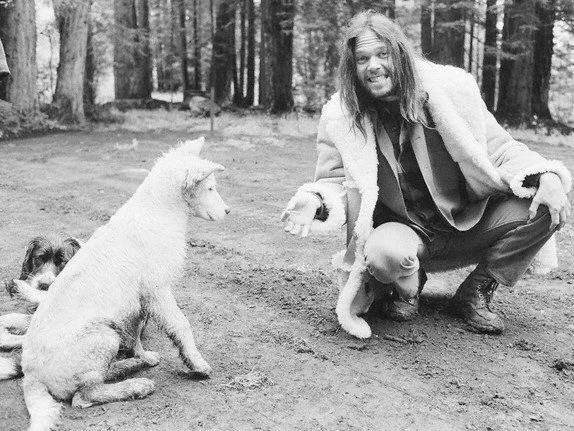 Neil Young avec deux chiens en 1971