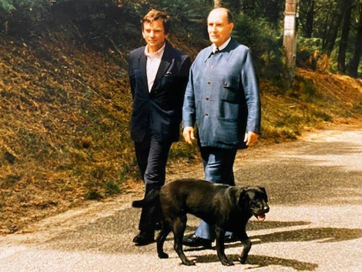 François Mitterrand accompagné de Jean Glavany et de son chien Baltique