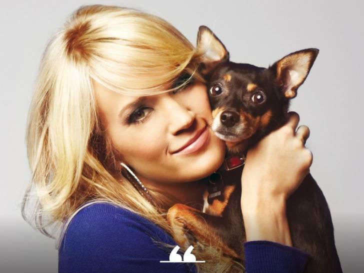 Carrie Underwood tenant son chien dans ses bras