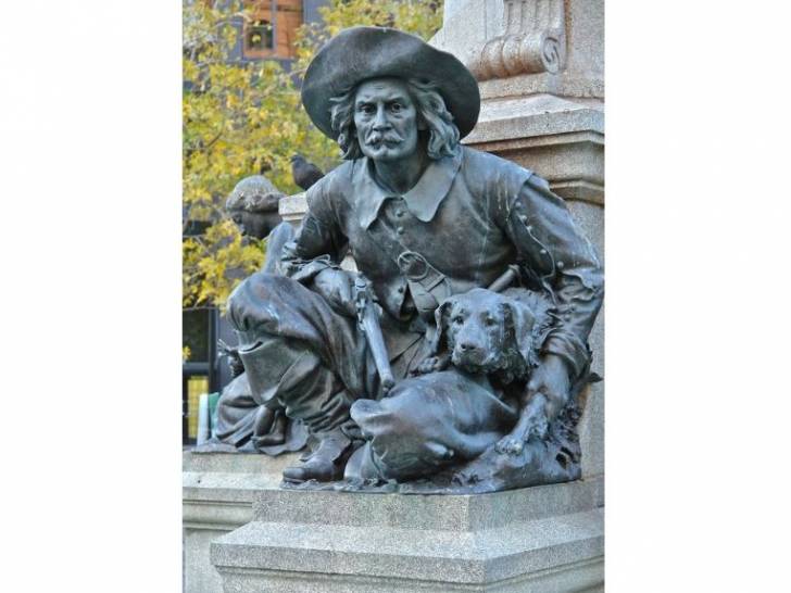 La statue de la chienne Pilote avec son maître Paul Chomedey de Maisonneuve, réalisée par Louis-Philippe Hébert