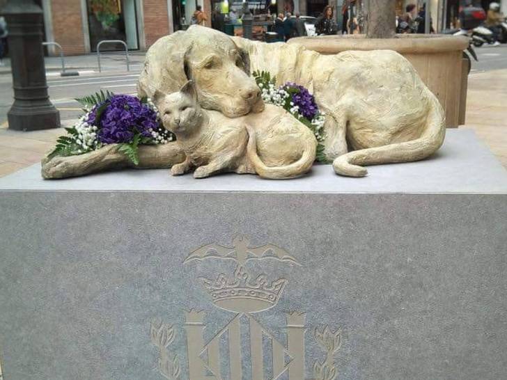 La sculture « Callejeros », représentant un chat et un chien, de la Plaza de los Pinazo à Valence en Espagne