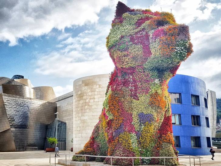 La statue de Puppy, un chien fleuri, réalisée par Jeff Koons, située à Bilbao en Espagne