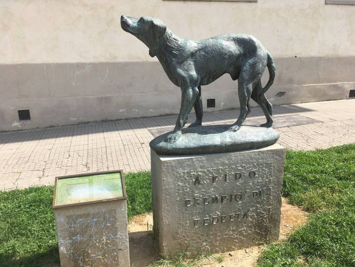 La statue du chien Fido réalisée par Salvatore Cipolla, à Borgo San Lorenzo en Italie