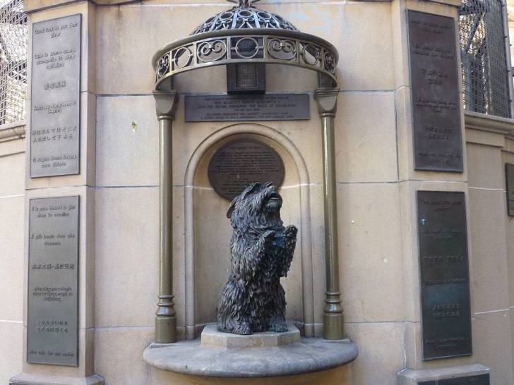 La statue de Islay, un chien Cairn Terrier, réalisée par Justin Robson à Sydney en Australie
