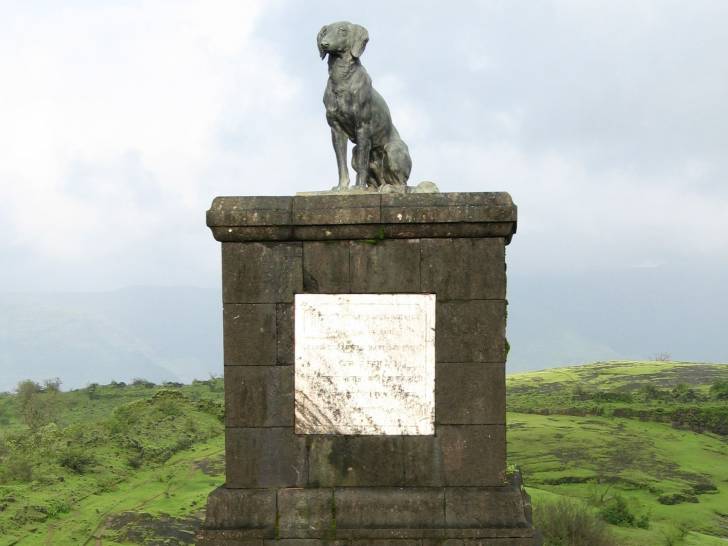 La statue du chien Waghya à Maharashtra en Inde