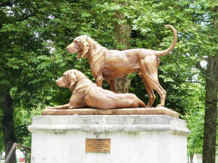 La statue des chiens de relais, une œuvre de Camille Gaté intitulée « Chiens de relais », à Nogent-le-Rotrou en France