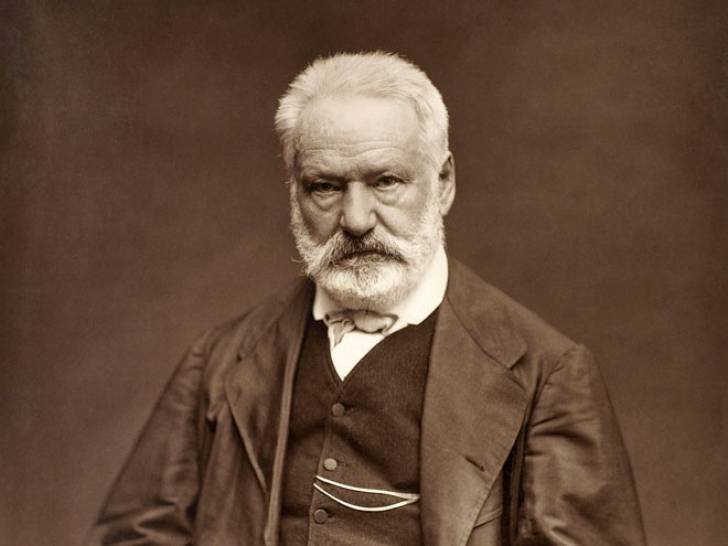Un portrait en noir et blanc de Victor Hugo