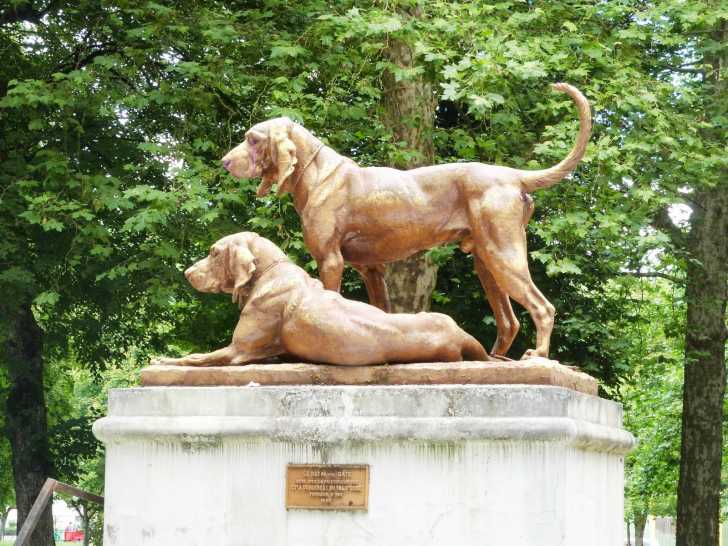 La statue « Chiens de relais », réalisée par Camille Gaté et installée à Nogent-le-Rotrou (France)