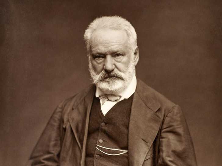 Un portrait en noir et blanc de Victor Hugo