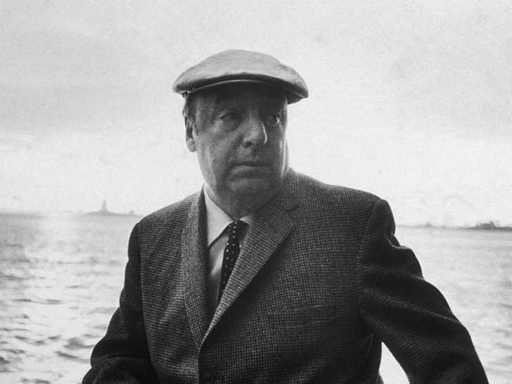Un portrait en noir et blanc de Pablo Neruda