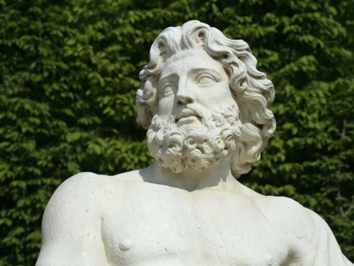 Une statue représentant le dieu romain Jupiter