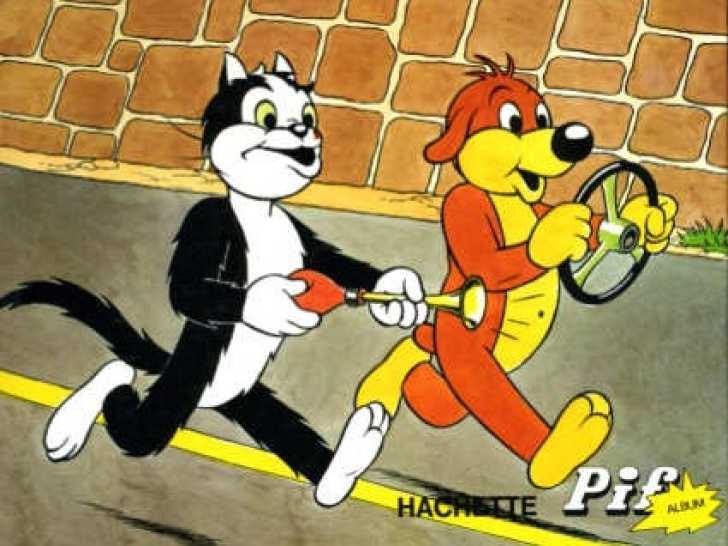 Une image de la bande dessinée « Pif le chien » montrant Pif tenant un volant de voiture et marchant dans la rue à côté d'Hercule le chat