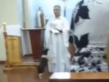 Un chien joue avec la chasuble du prêtre en pleine messe