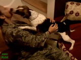 Des chiens retrouvent leurs maîtres soldats