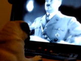 Un youtubeur apprend à son chien à faire le salut nazi