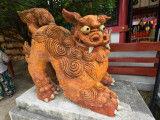Une statue d'un Shisa au sanctuaire Naminoue, à Okinawa (Japon)