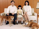 L'empereur du Japon, sa femme et leur fille posant pour une photo avec leurs deux chiens
