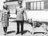 Hitler avec son chien Blondi, aux côtés d'Eva Braun et un de ses Scottish Terriers