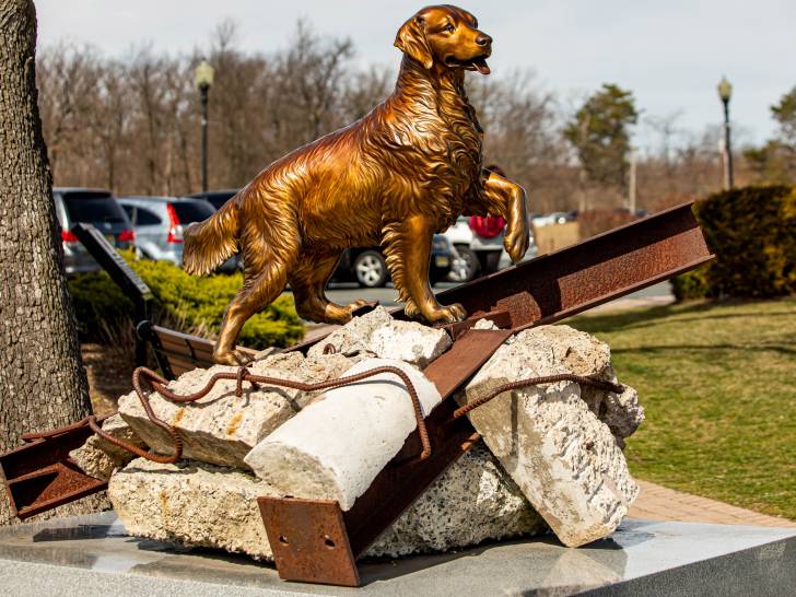 Une statue commémorant les chiens héroïques du 11 septembre