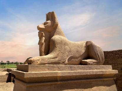 Une statue de la divinité égyptienne Anubis