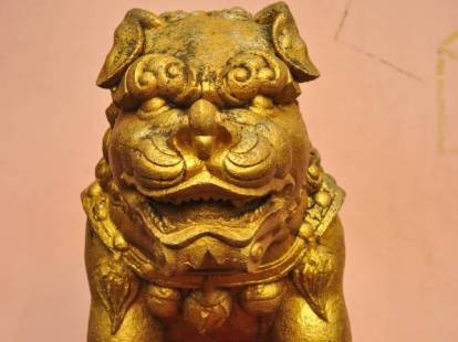 Une statue dorée d'un chien de Fo chinois