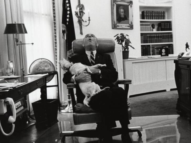 Le président Johnson et sa chienne terrier Yuki chantent