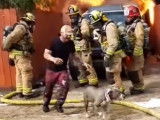 Un homme sauve son chien d'un incendie