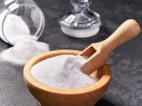 Un bol et une spatule contenant du bicarbonate de sodium