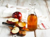 Une bouteille contenant du vinaigre de cidre